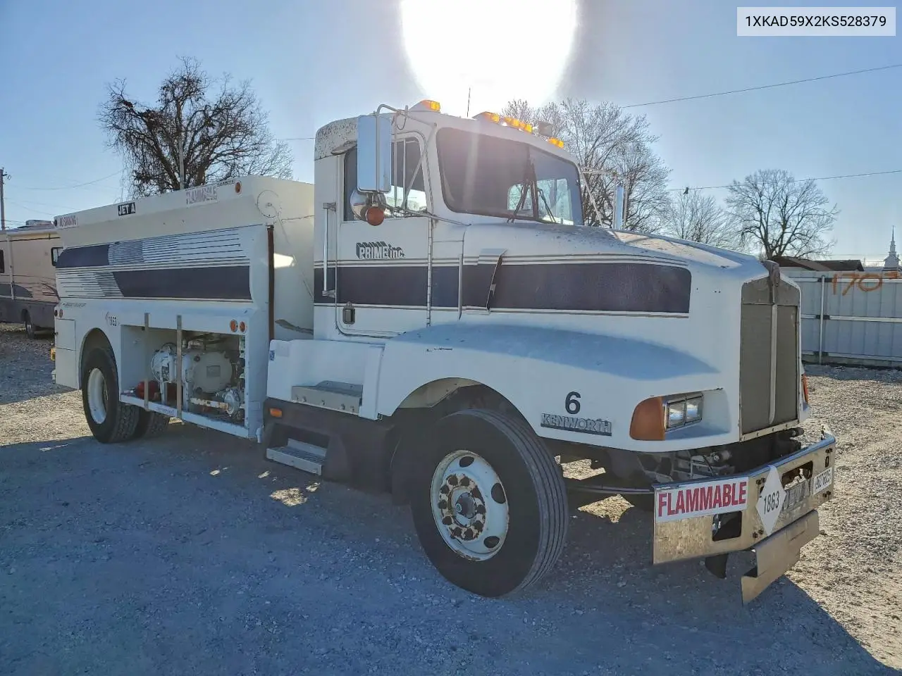 1989 Kenworth T600 - Semi Truck VIN: 1XKAD59X2KS528379 Lot: 96276825