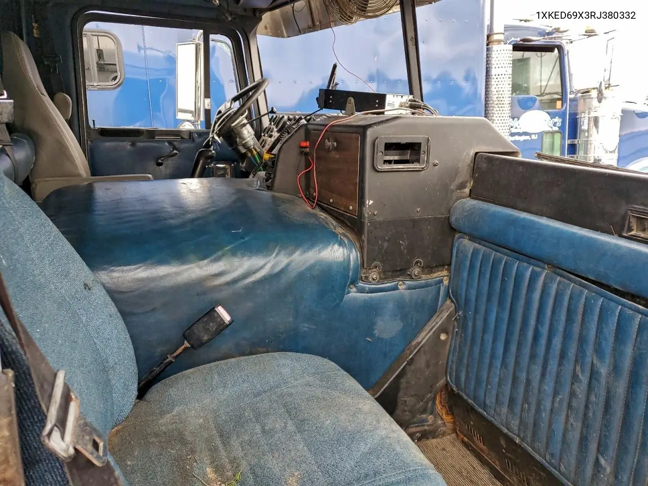 1994 Kenworth K100E Semi Truck VIN: 1XKED69X3RJ380332 Lot: 94125225