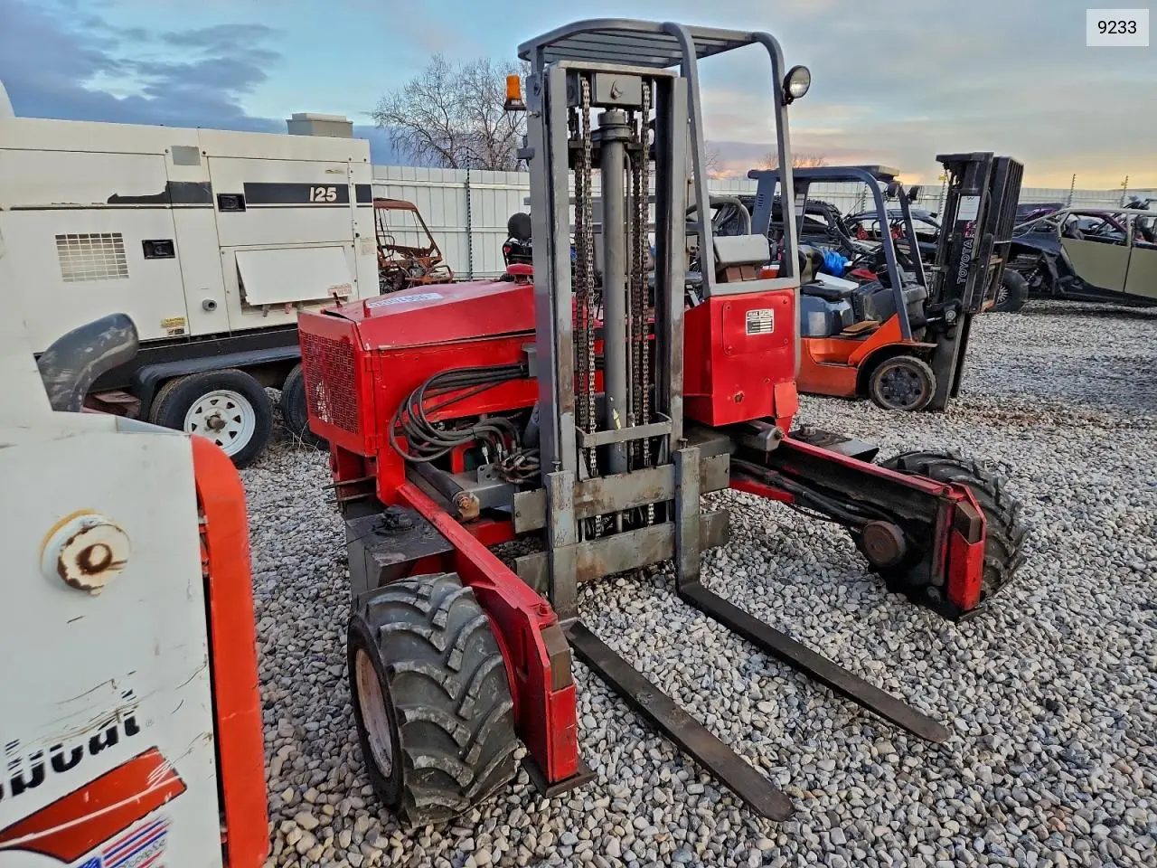 1999 Moffett Forklift - Forklift VIN: 9233 Lot: 95615635