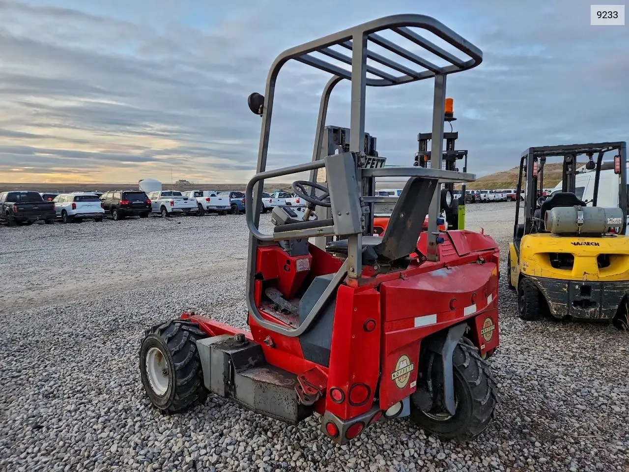 1999 Moffett Forklift - Forklift VIN: 9233 Lot: 95615635