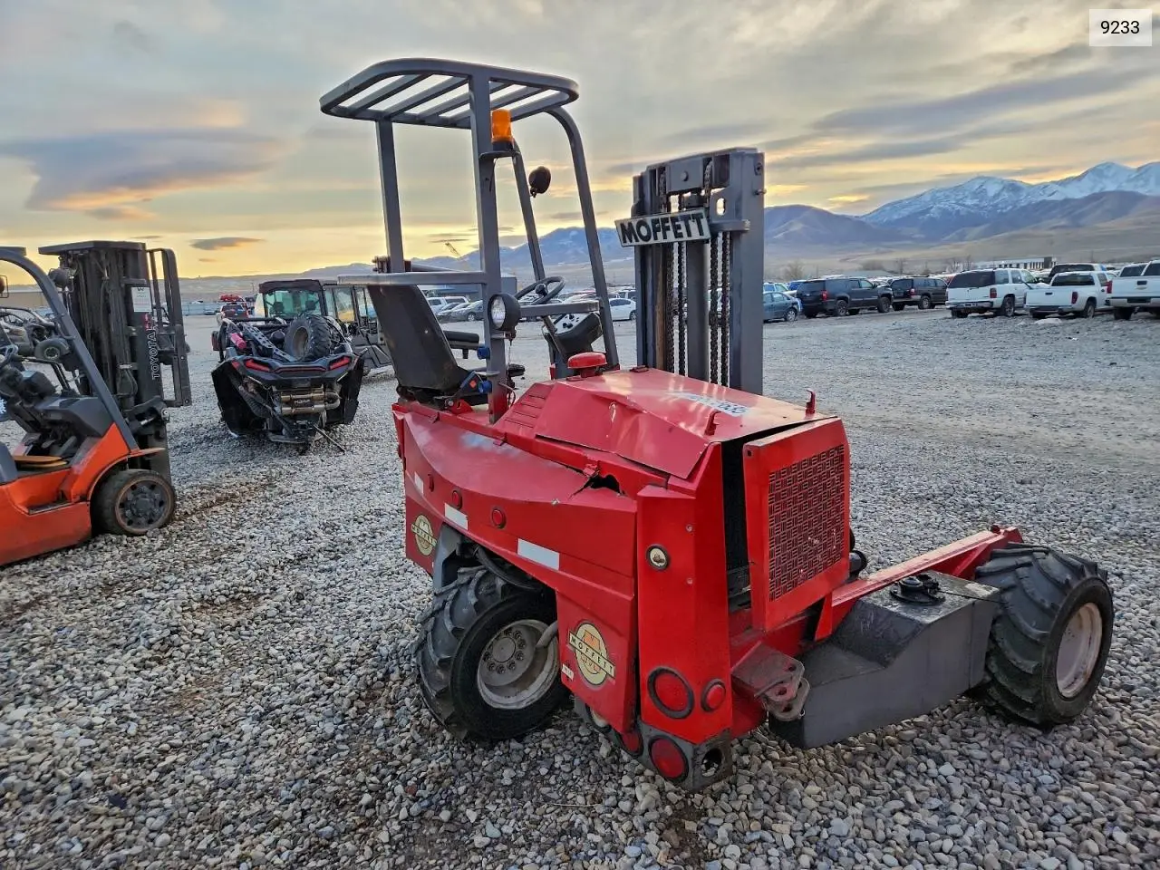 1999 Moffett Forklift - Forklift VIN: 9233 Lot: 95615635