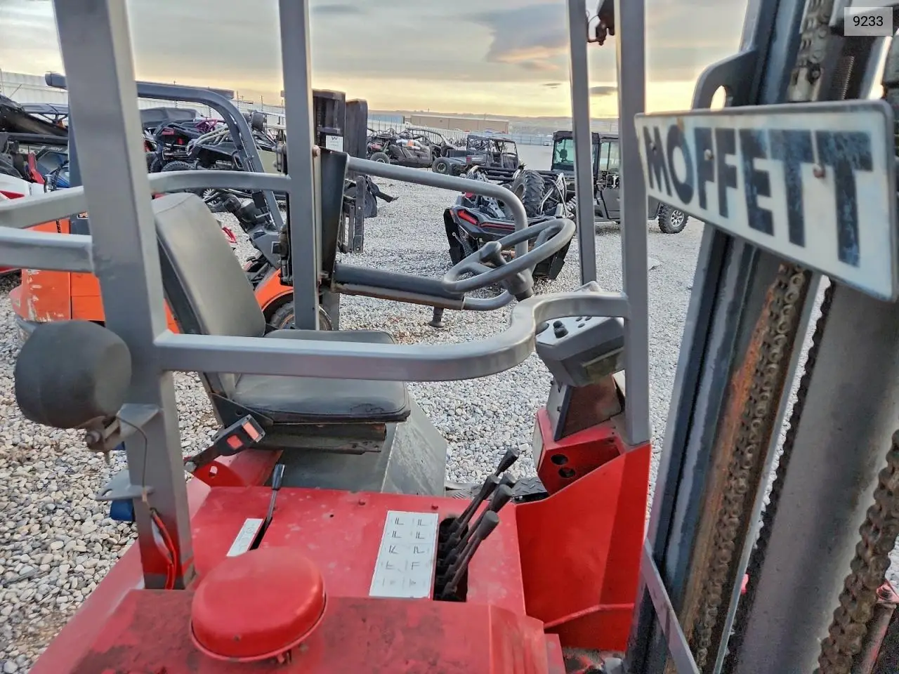 1999 Moffett Forklift - Forklift VIN: 9233 Lot: 95615635