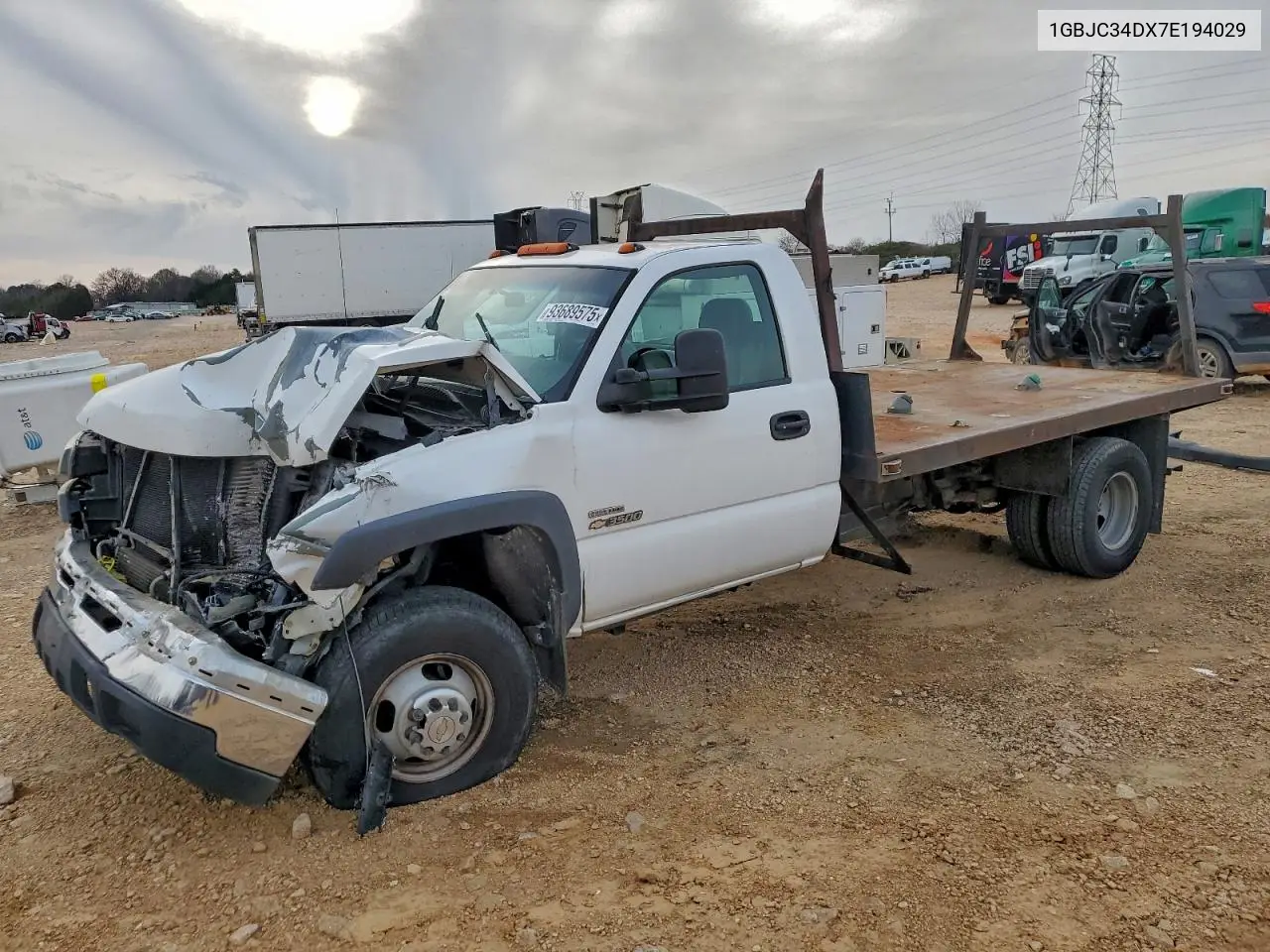 2007 Chevrolet Silverado Flatbed Truck VIN: 1GBJC34DX7E194029 Lot: 93689575
