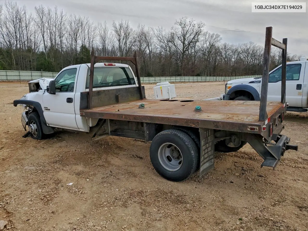 2007 Chevrolet Silverado Flatbed Truck VIN: 1GBJC34DX7E194029 Lot: 93689575