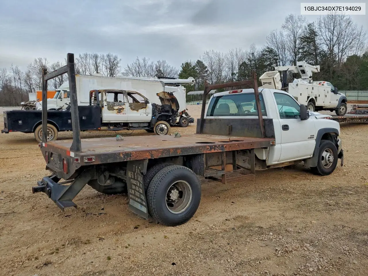 2007 Chevrolet Silverado Flatbed Truck VIN: 1GBJC34DX7E194029 Lot: 93689575