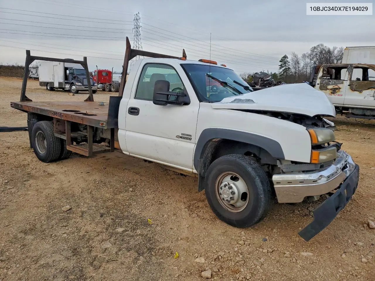 2007 Chevrolet Silverado Flatbed Truck VIN: 1GBJC34DX7E194029 Lot: 93689575