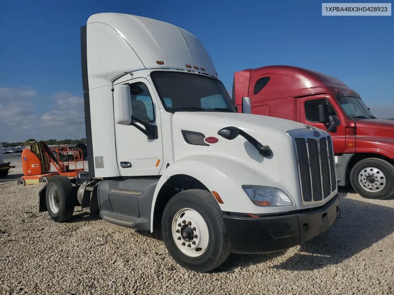 2017 Peterbilt 579 Semi Truck VIN: 1XPBA48X3HD428923 Lot: 71136065