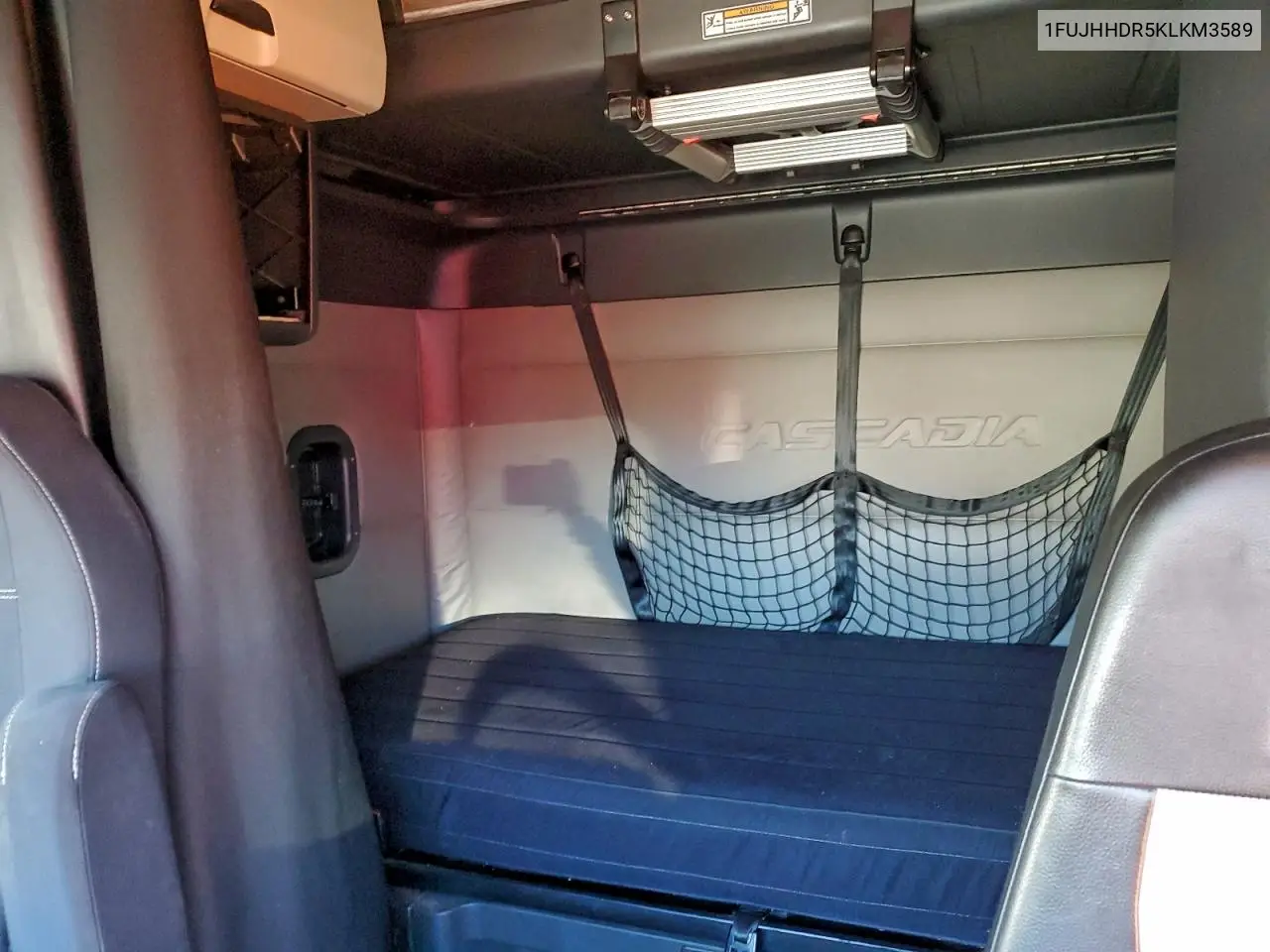 2019 Freightliner Cascadia 126 Semi Truck VIN: 1FUJHHDR5KLKM3589 Lot: 95800745
