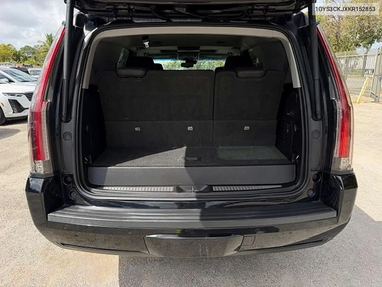 1GYS3CKJXKR152853 2019 Cadillac Escalade Premium Luxury