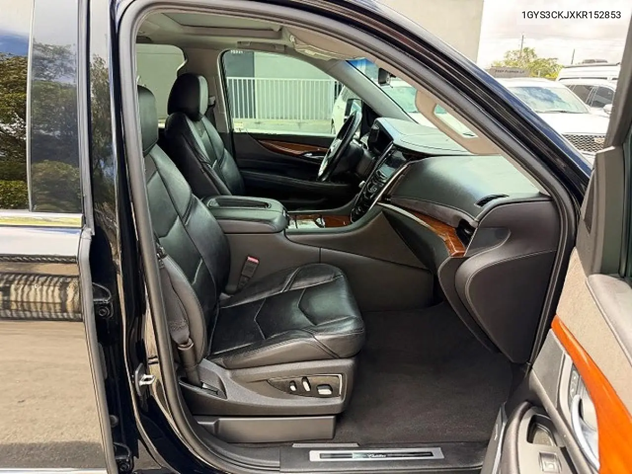 1GYS3CKJXKR152853 2019 Cadillac Escalade Premium Luxury