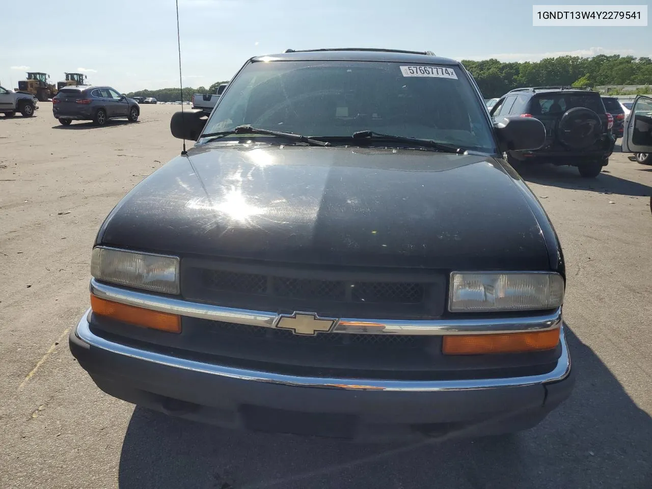 2000 Chevrolet Blazer VIN: 1GNDT13W4Y2279541 Lot: 57667774