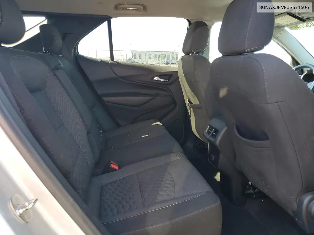 3GNAXJEV8JS571506 2018 Chevrolet Equinox Lt