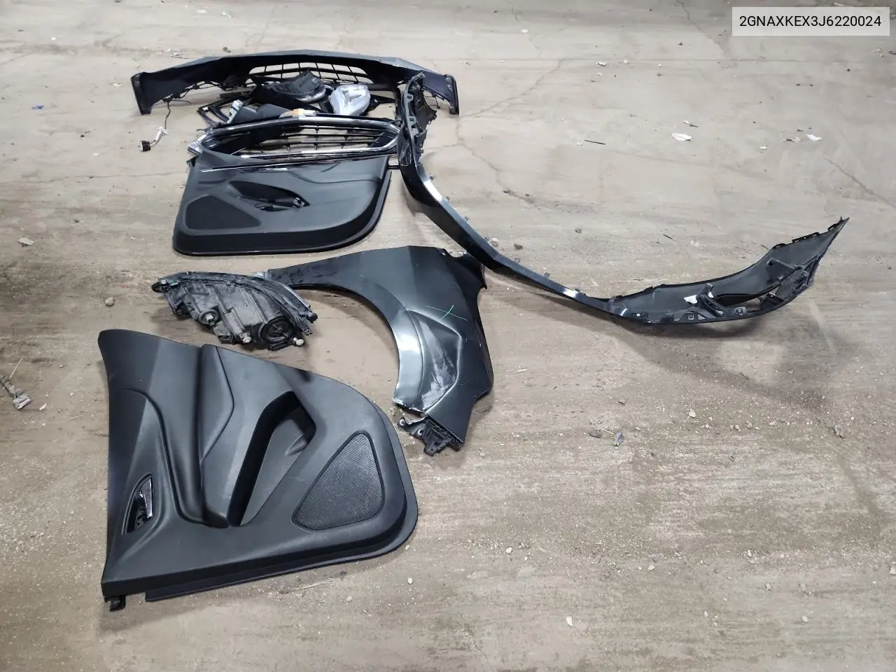 2GNAXKEX3J6220024 2018 Chevrolet Equinox Lt
