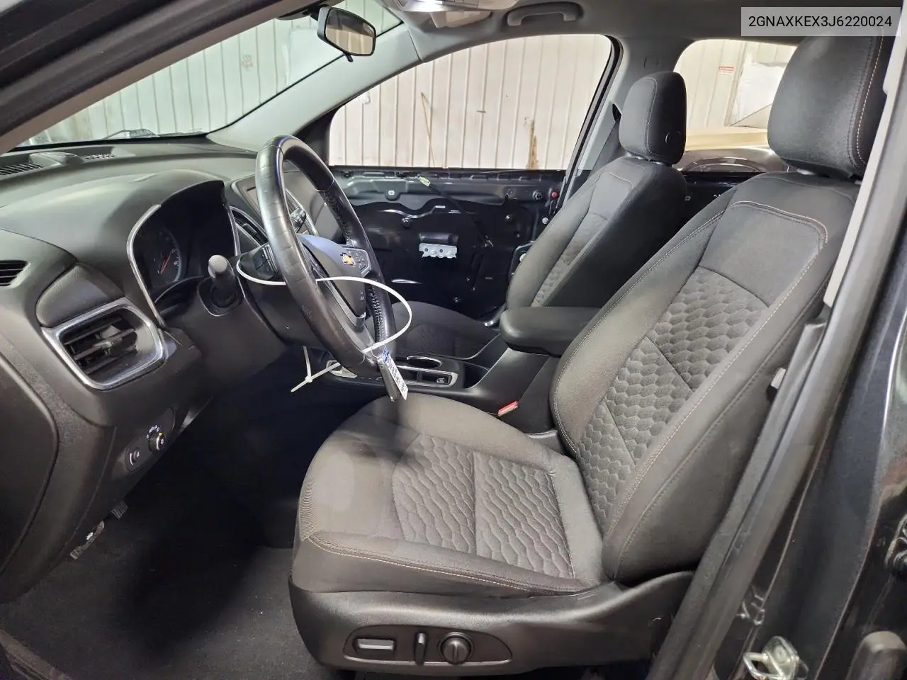 2GNAXKEX3J6220024 2018 Chevrolet Equinox Lt