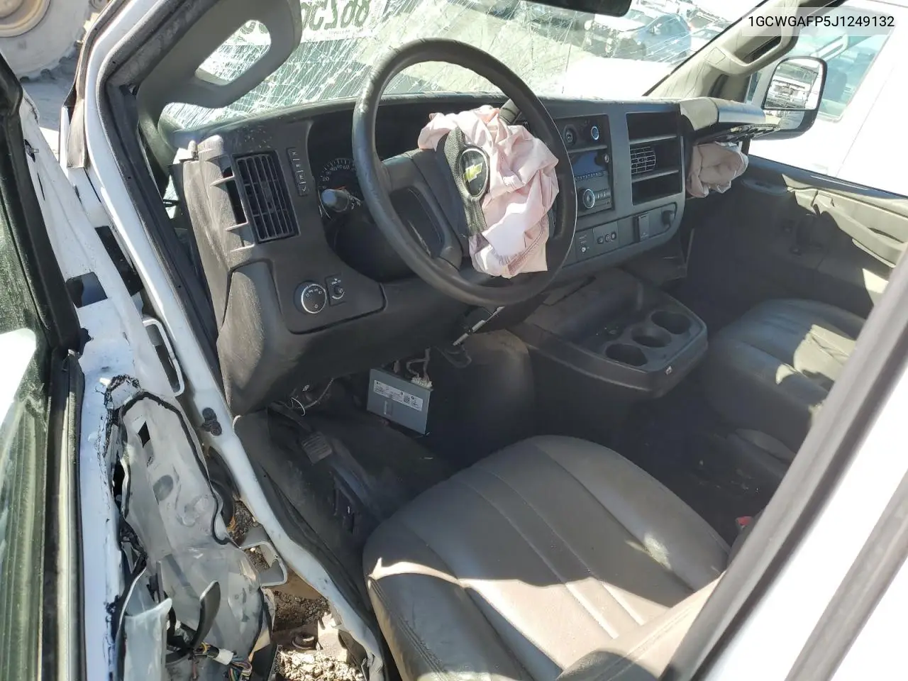 1GCWGAFP5J1249132 2018 Chevrolet Express G2500