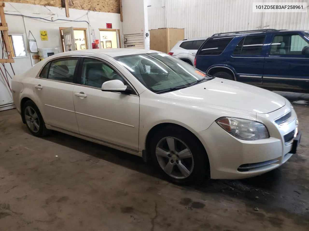 1G1ZD5EB3AF258961 2010 Chevrolet Malibu 2Lt