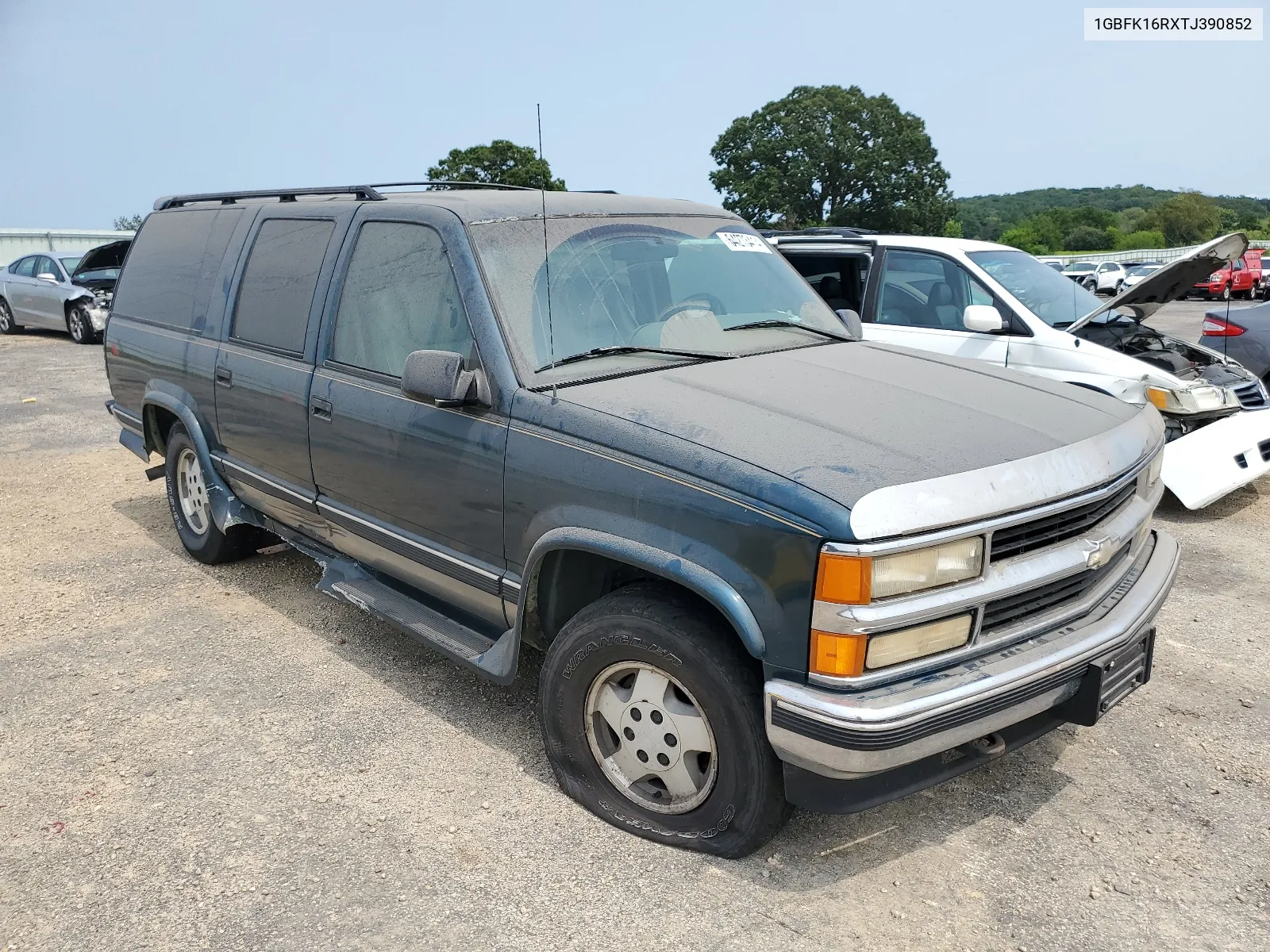 1996 Chevrolet Suburban K1500 VIN: 1GBFK16RXTJ390852 Lot: 64273414