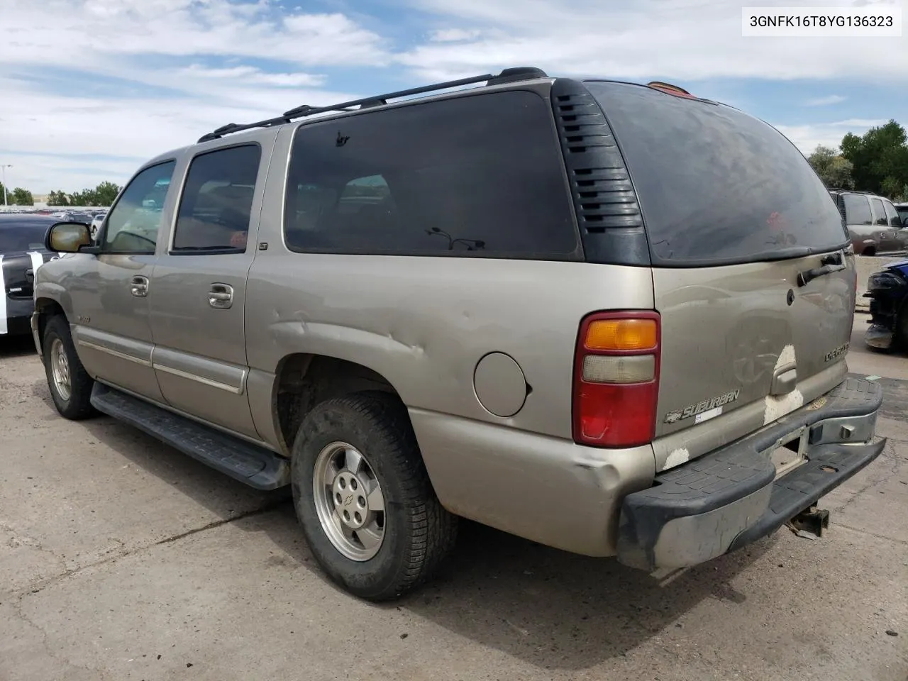 3GNFK16T8YG136323 2000 Chevrolet Suburban K1500