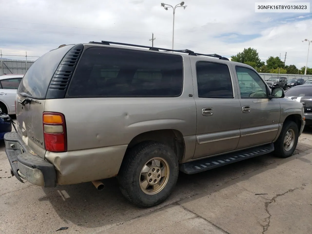 3GNFK16T8YG136323 2000 Chevrolet Suburban K1500