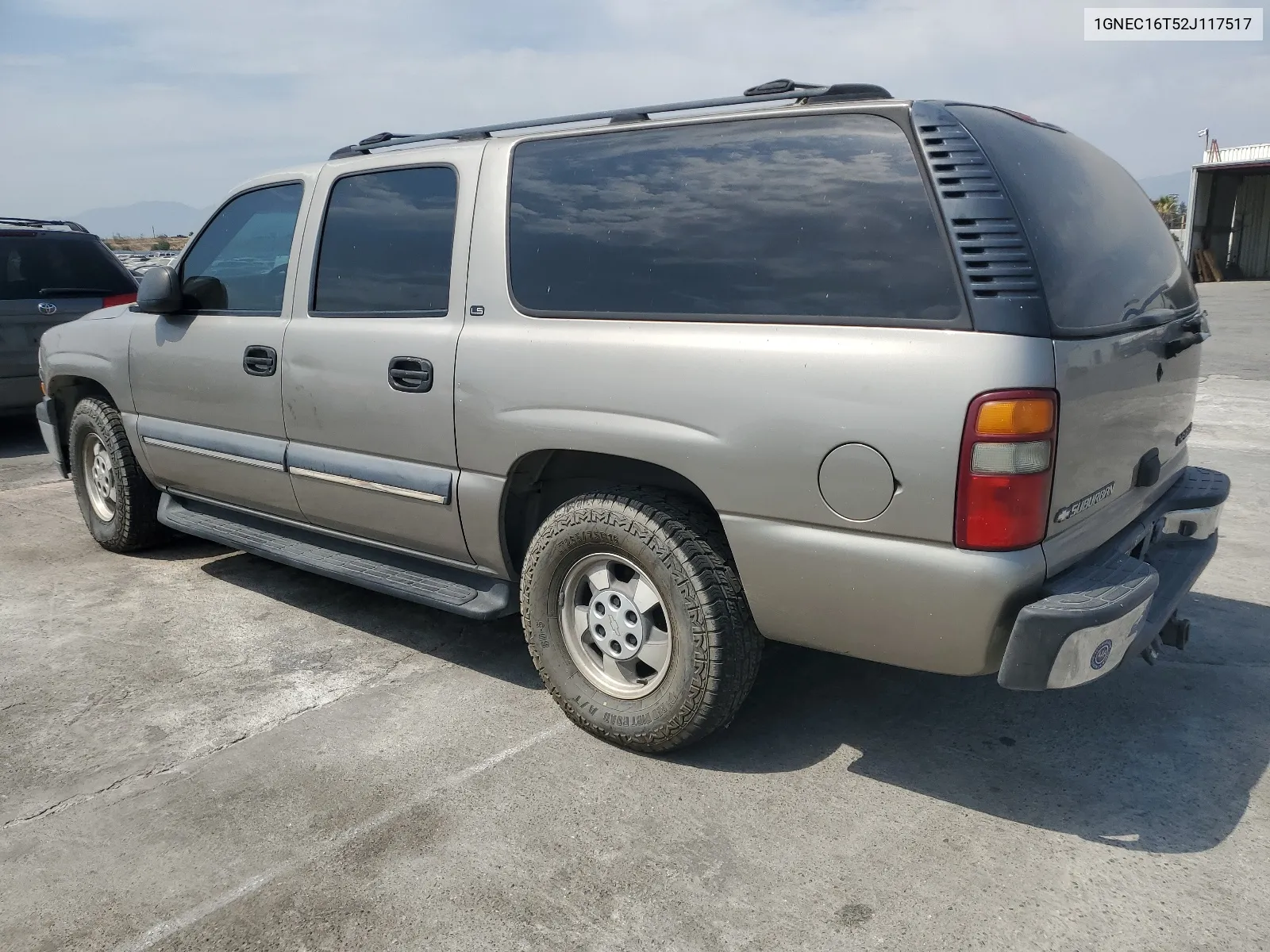 2002 Chevrolet Suburban C1500 VIN: 1GNEC16T52J117517 Lot: 62769934