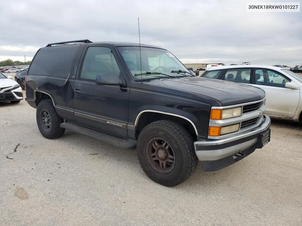 1998 Chevrolet Tahoe K1500 VIN: 3GNEK18RXWG101227 Lot: 68071344