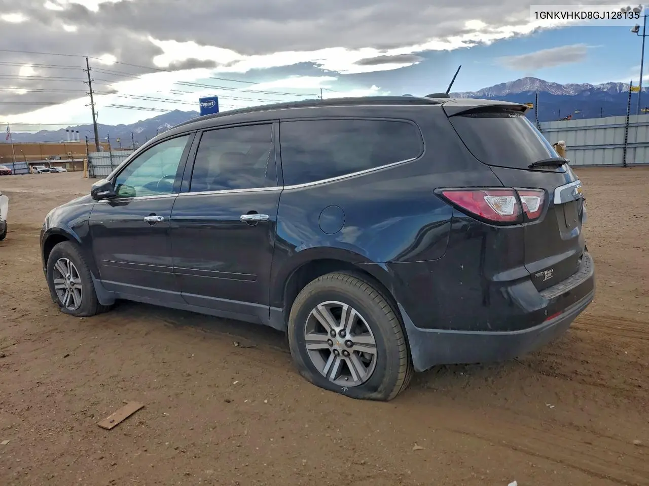1GNKVHKD8GJ128135 2016 Chev Traverse Lt
