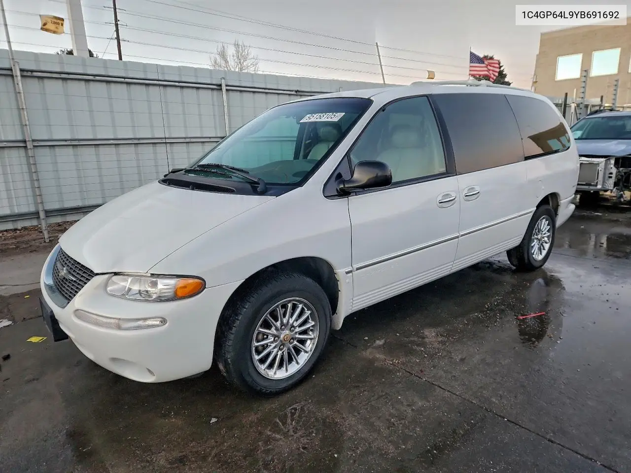 1C4GP64L9YB691692 2000 Chrysler Town & Country Limited