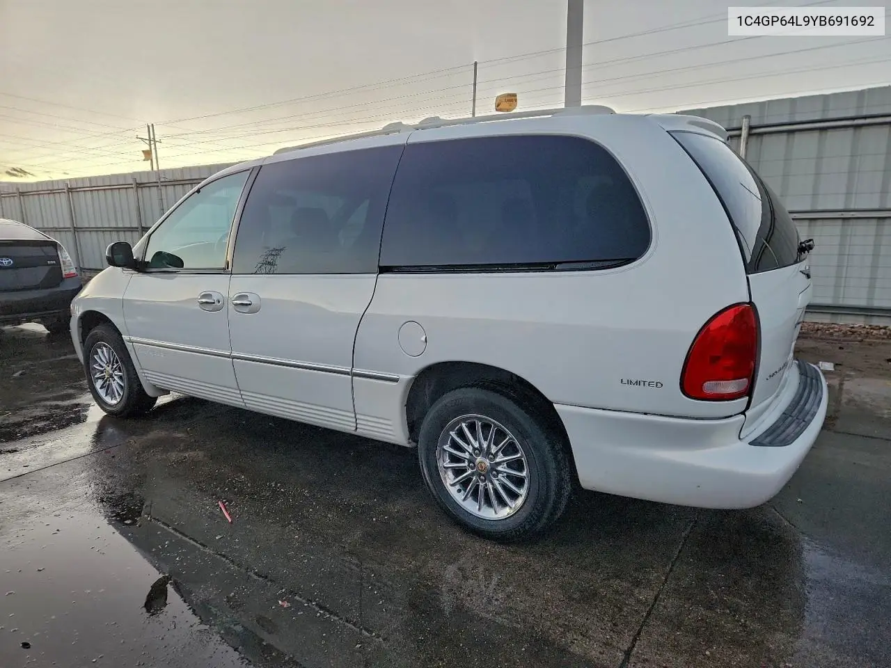 1C4GP64L9YB691692 2000 Chrysler Town & Country Limited