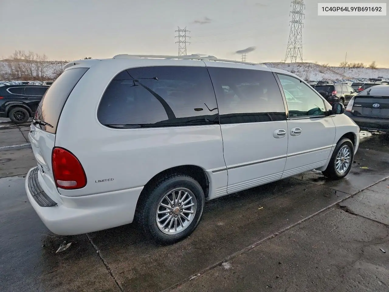 1C4GP64L9YB691692 2000 Chrysler Town & Country Limited