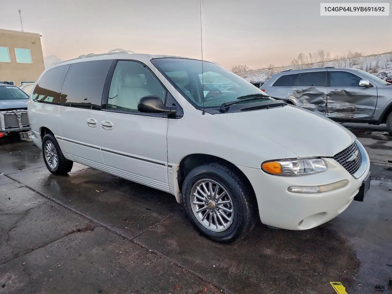 1C4GP64L9YB691692 2000 Chrysler Town & Country Limited