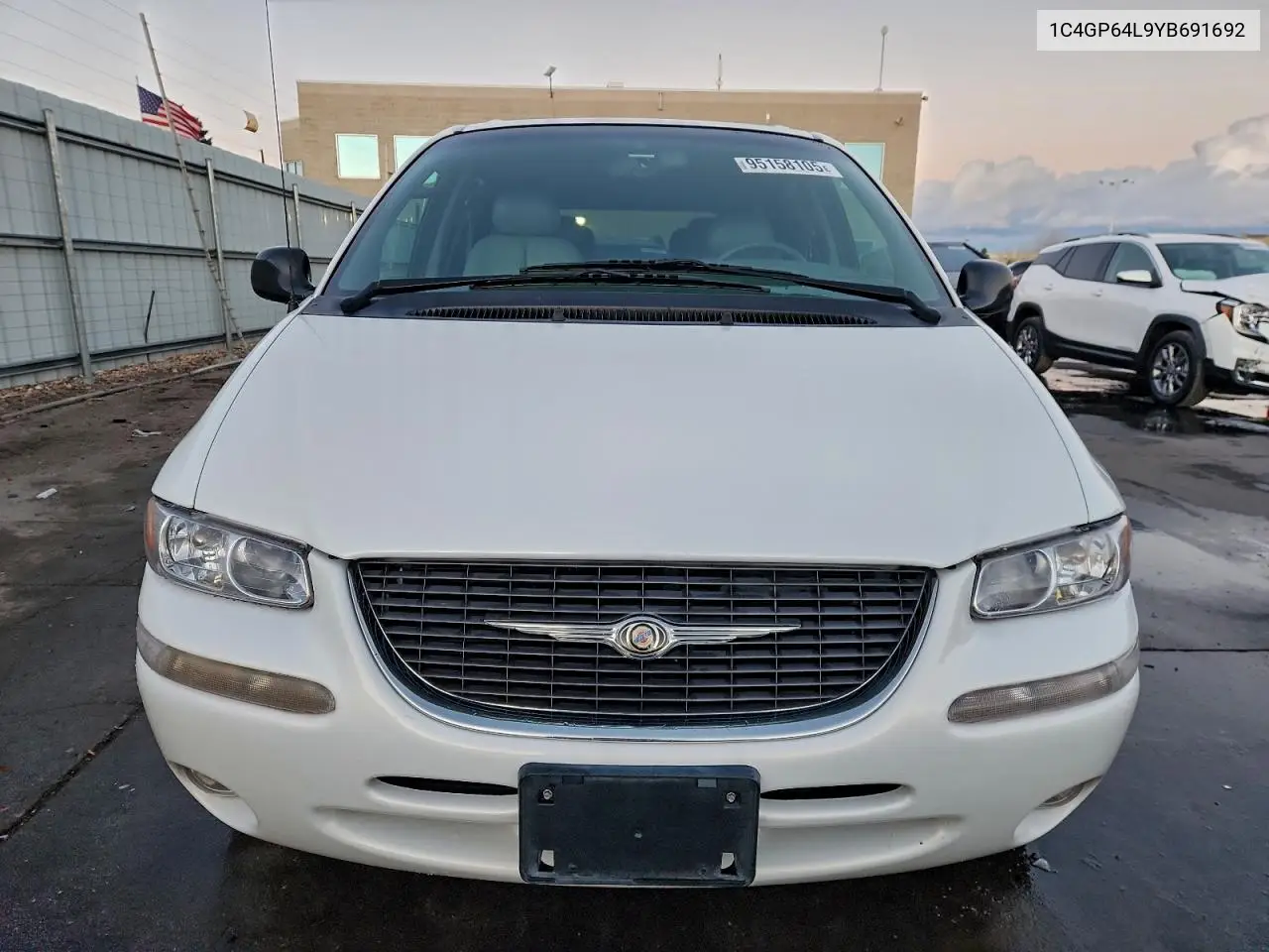 1C4GP64L9YB691692 2000 Chrysler Town & Country Limited