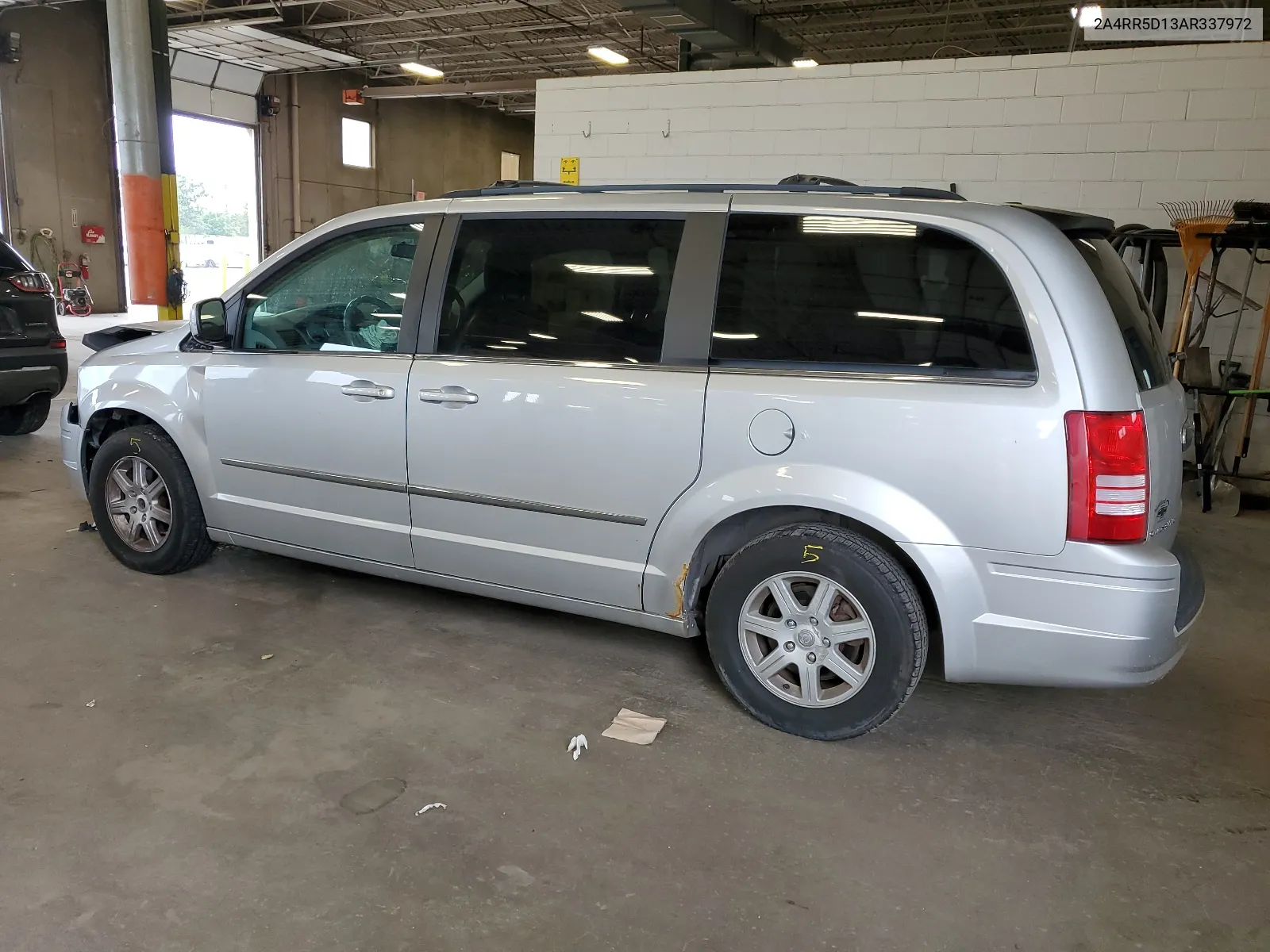 2010 Chrysler Town & Country Touring VIN: 2A4RR5D13AR337972 Lot: 64122064