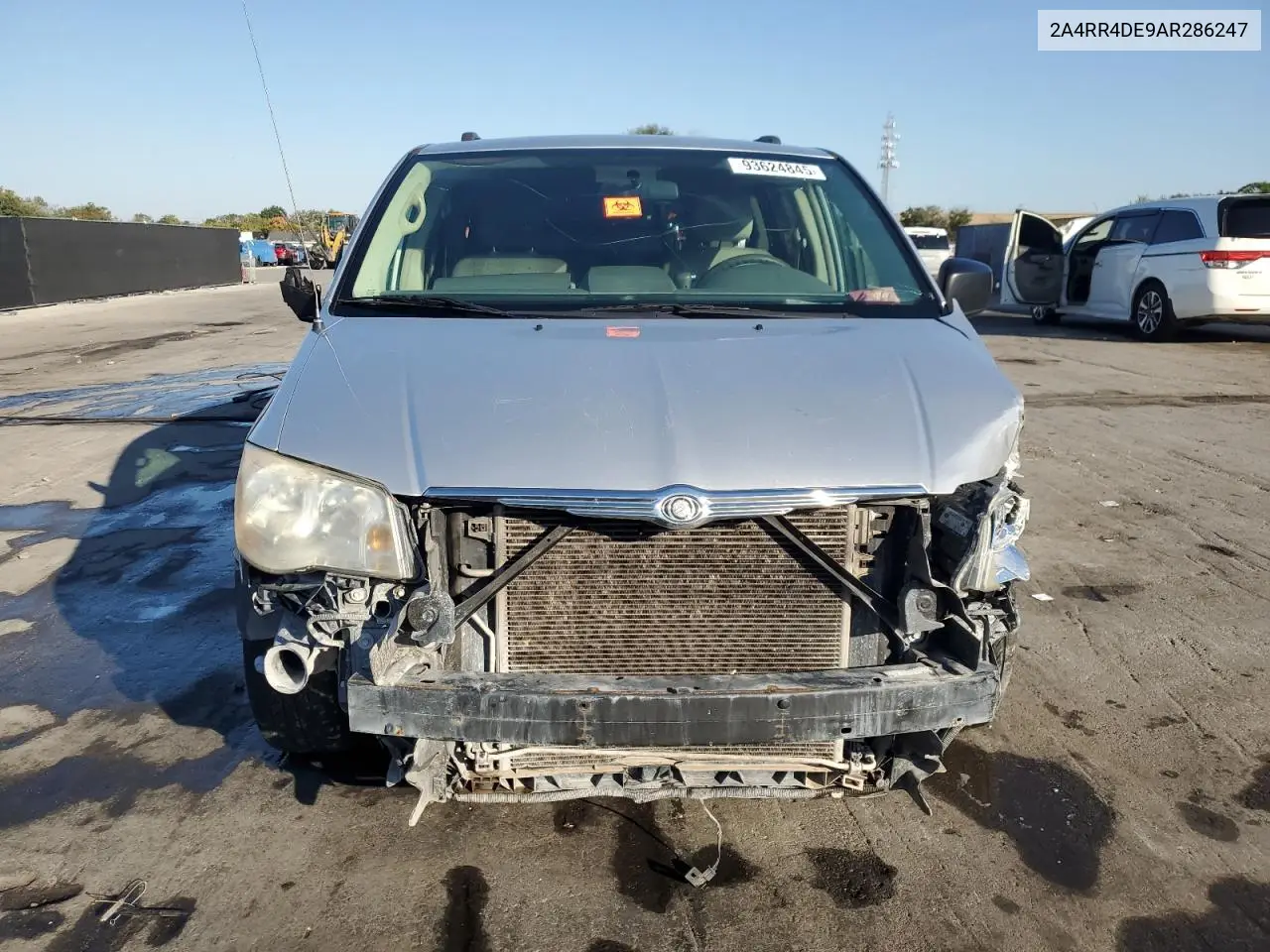 2A4RR4DE9AR286247 2010 Chrysler Town & Country Lx