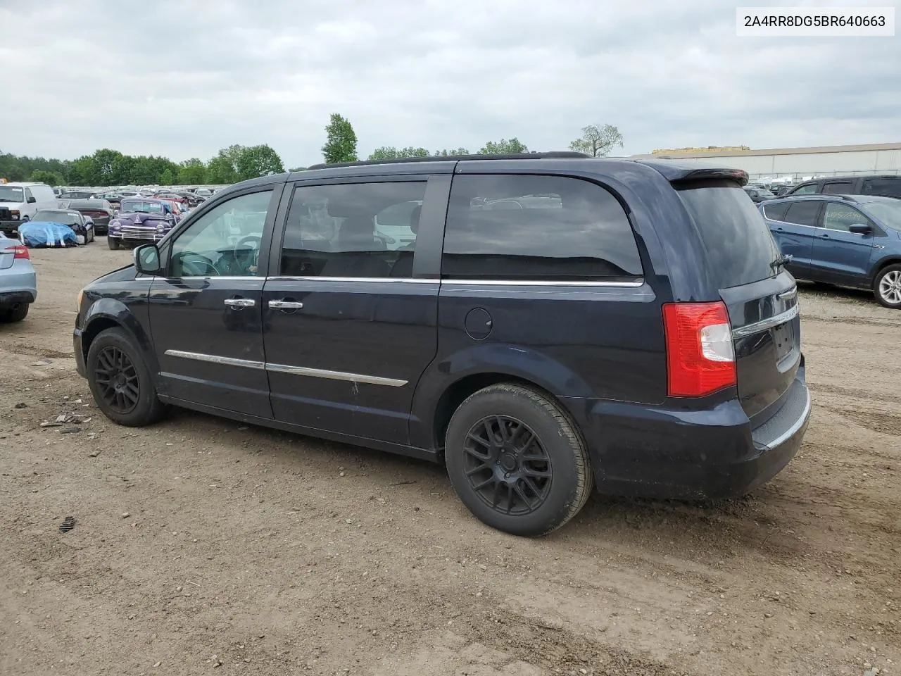 2A4RR8DG5BR640663 2011 Chrysler Town & Country Touring L