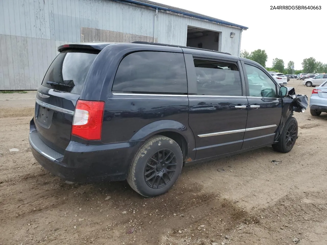 2A4RR8DG5BR640663 2011 Chrysler Town & Country Touring L