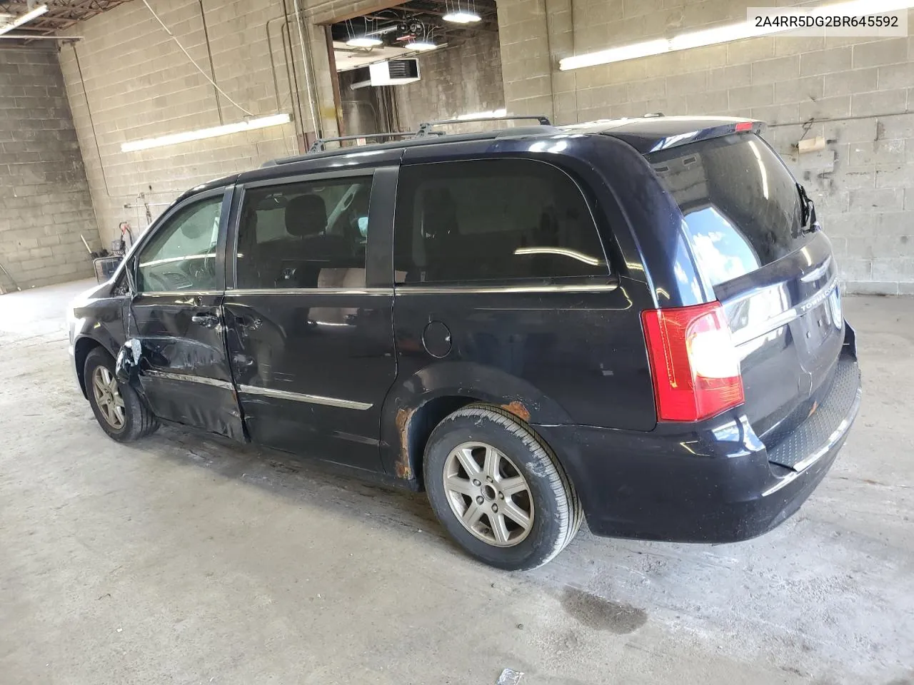 2A4RR5DG2BR645592 2011 Chrysler Town & Country Touring