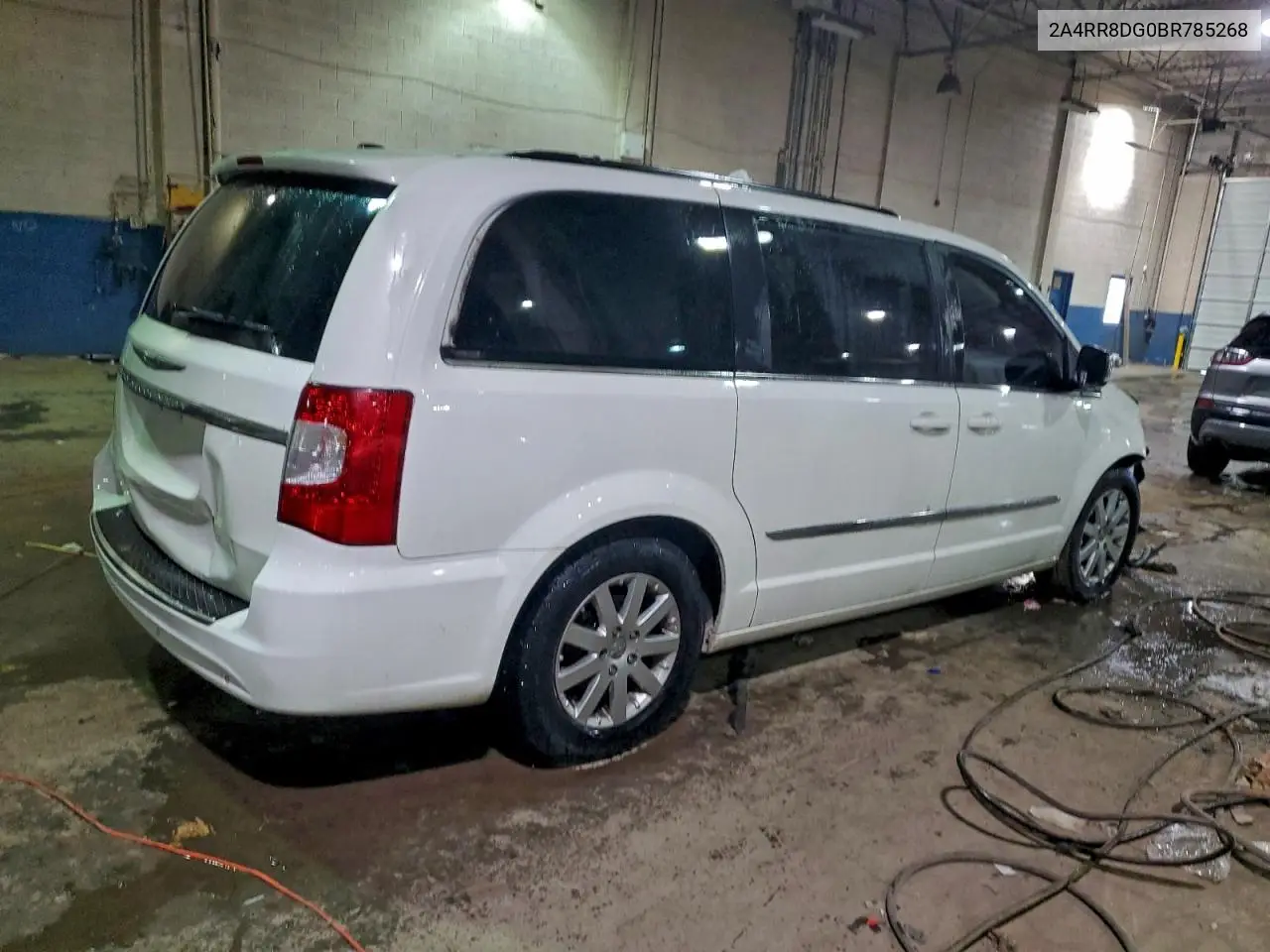 2A4RR8DG0BR785268 2011 Chrysler Town & Country Touring L