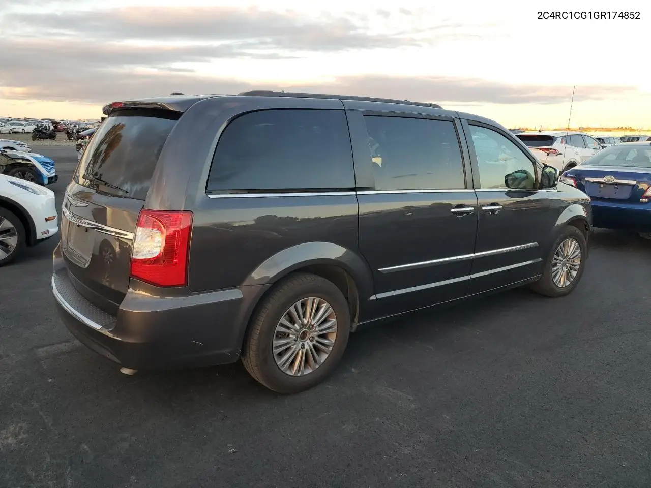 2C4RC1CG1GR174852 2016 Chrysler Town & Country Touring L