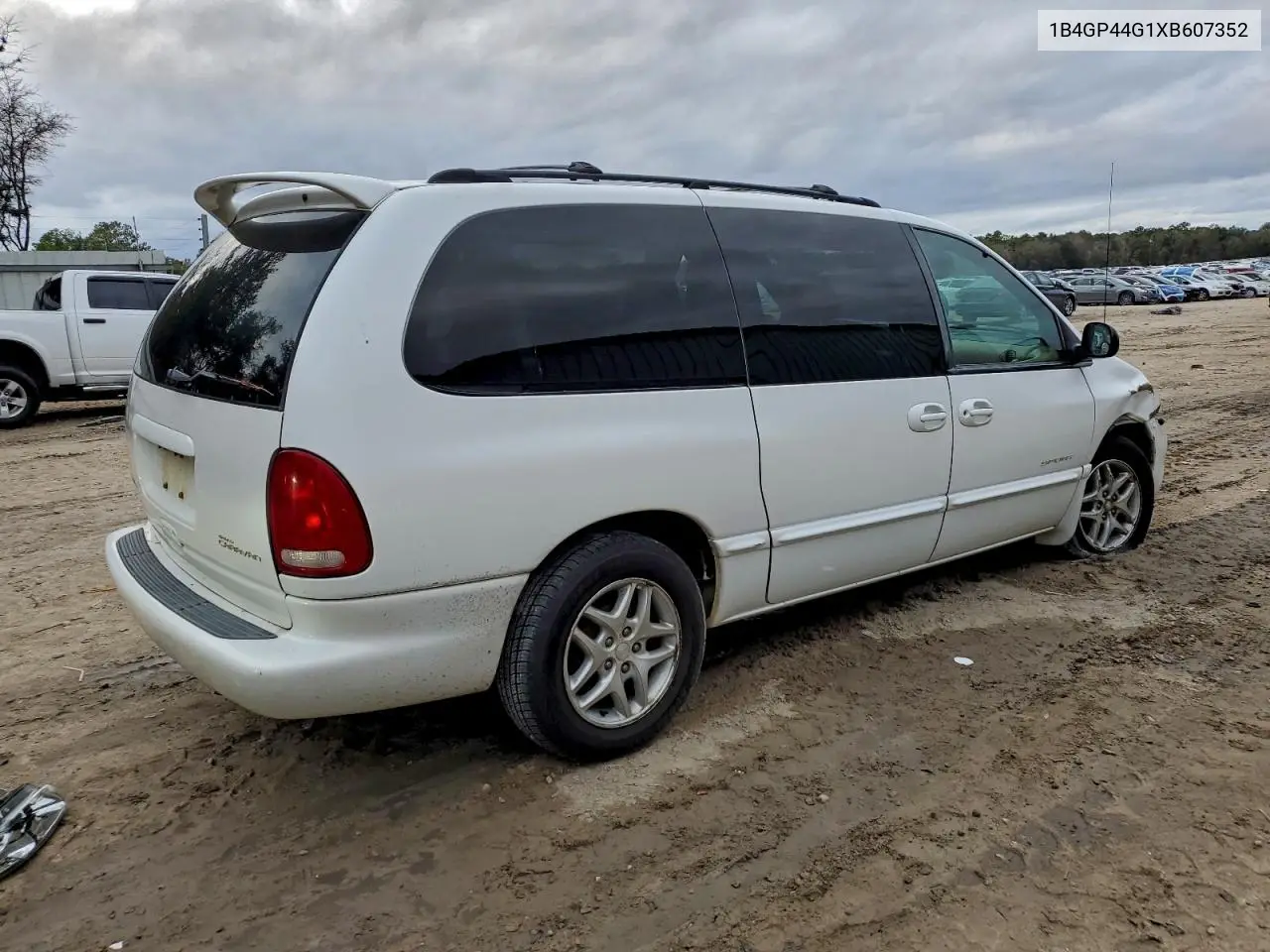 1B4GP44G1XB607352 1999 Dodge Grand Caravan Se