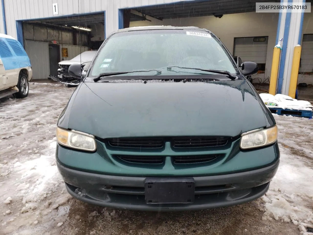 2B4FP25B3YR670183 2000 Dodge Caravan