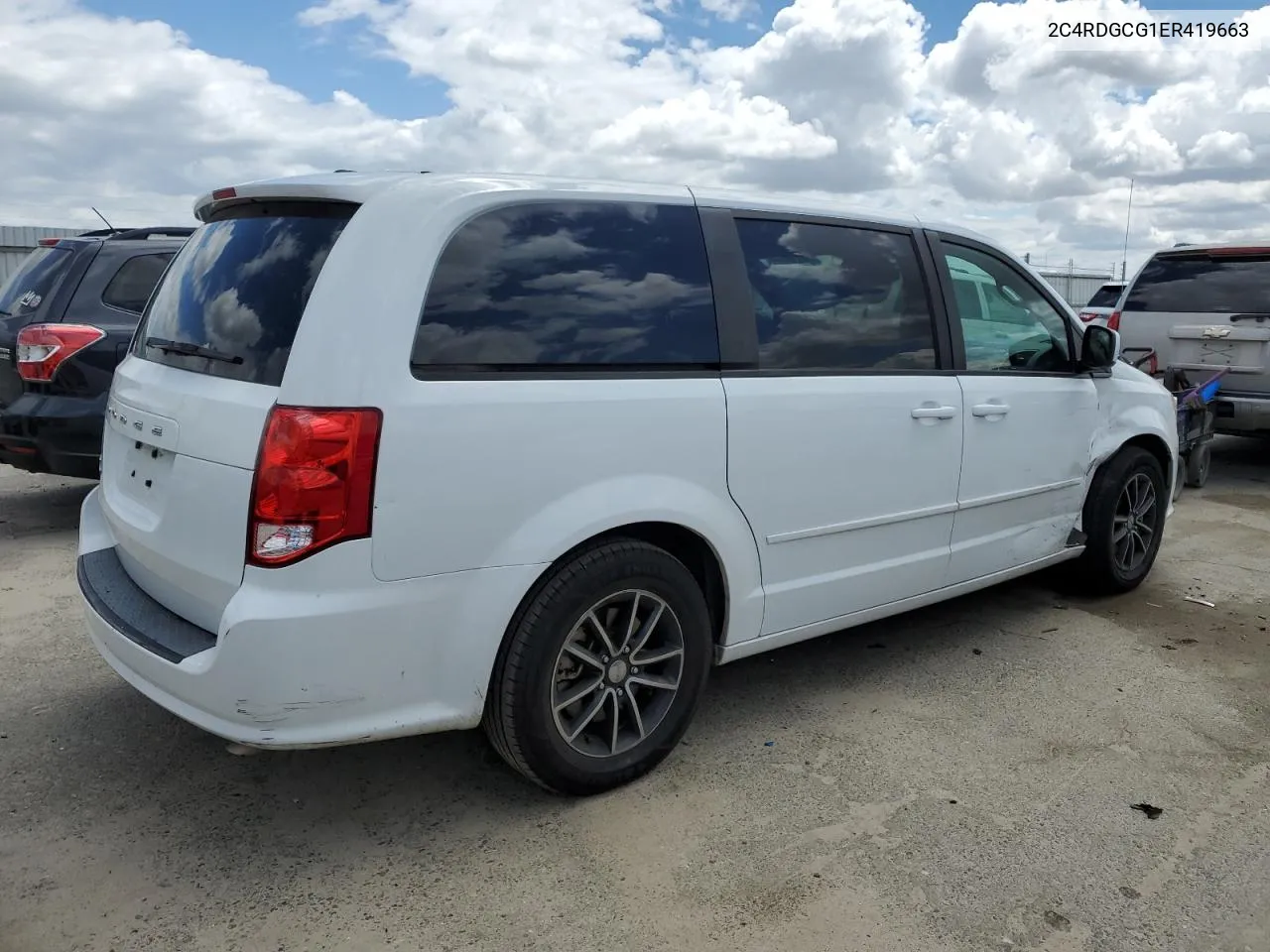 2C4RDGCG1ER419663 2014 Dodge Grand Caravan Sxt