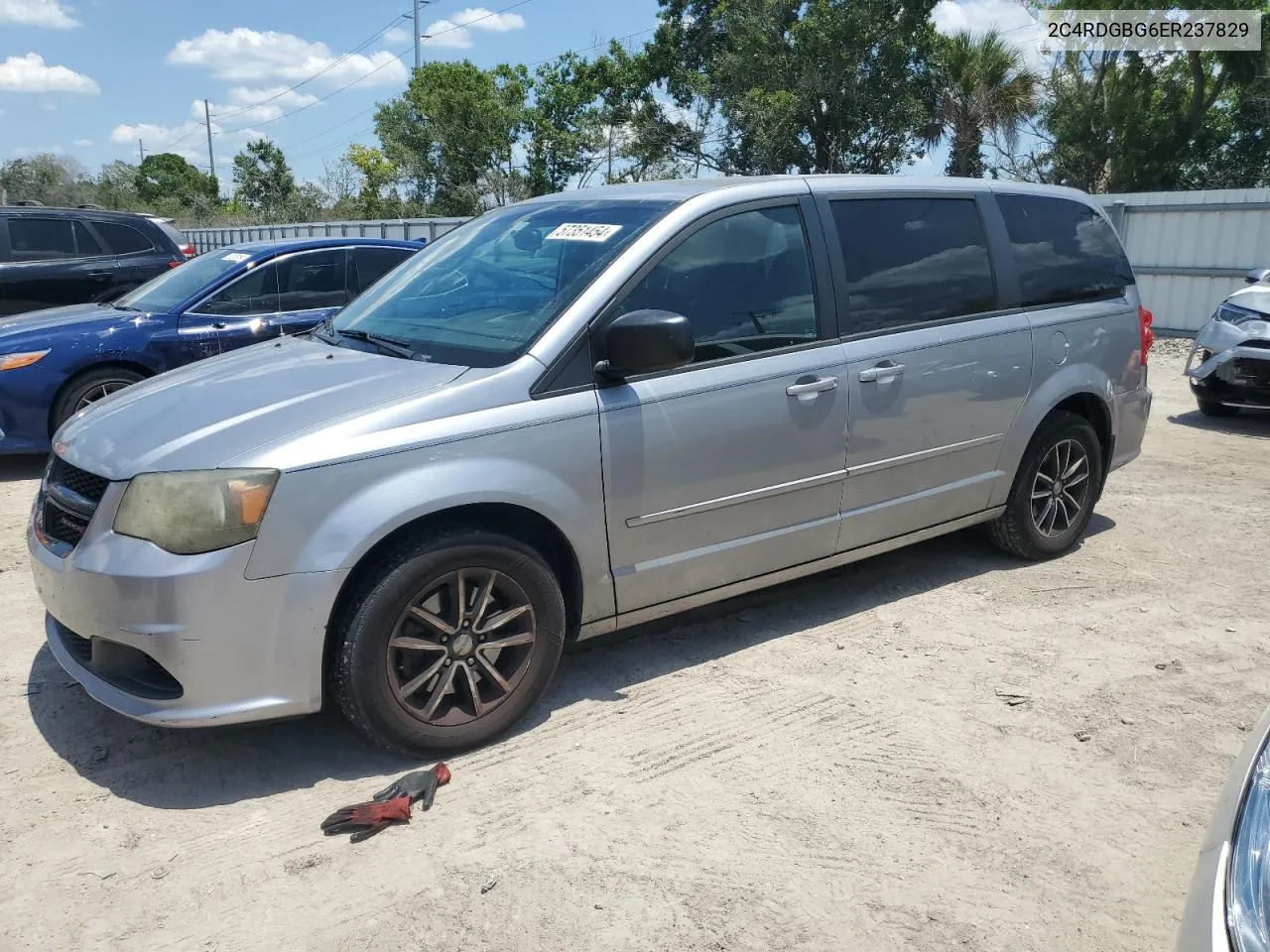 2C4RDGBG6ER237829 2014 Dodge Grand Caravan Se