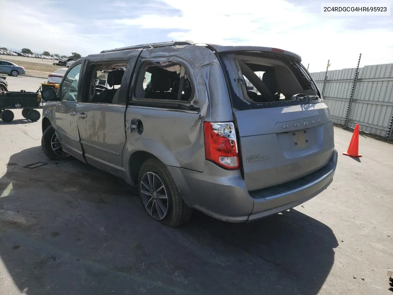 2C4RDGCG4HR695923 2017 Dodge Grand Caravan Sxt