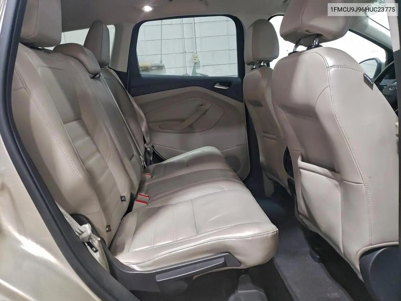 1FMCU9J96HUC23775 2017 Ford Escape Titanium