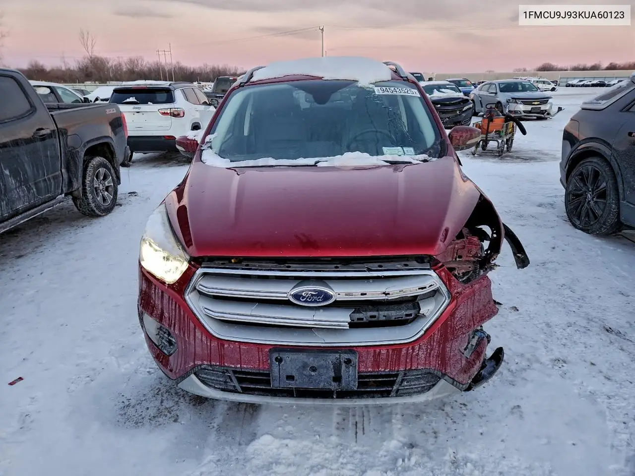 1FMCU9J93KUA60123 2019 Ford Escape Titanium