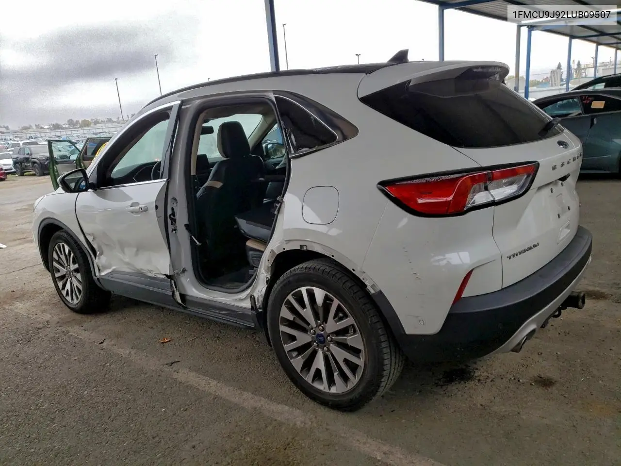 1FMCU9J92LUB09507 2020 Ford Escape Titanium