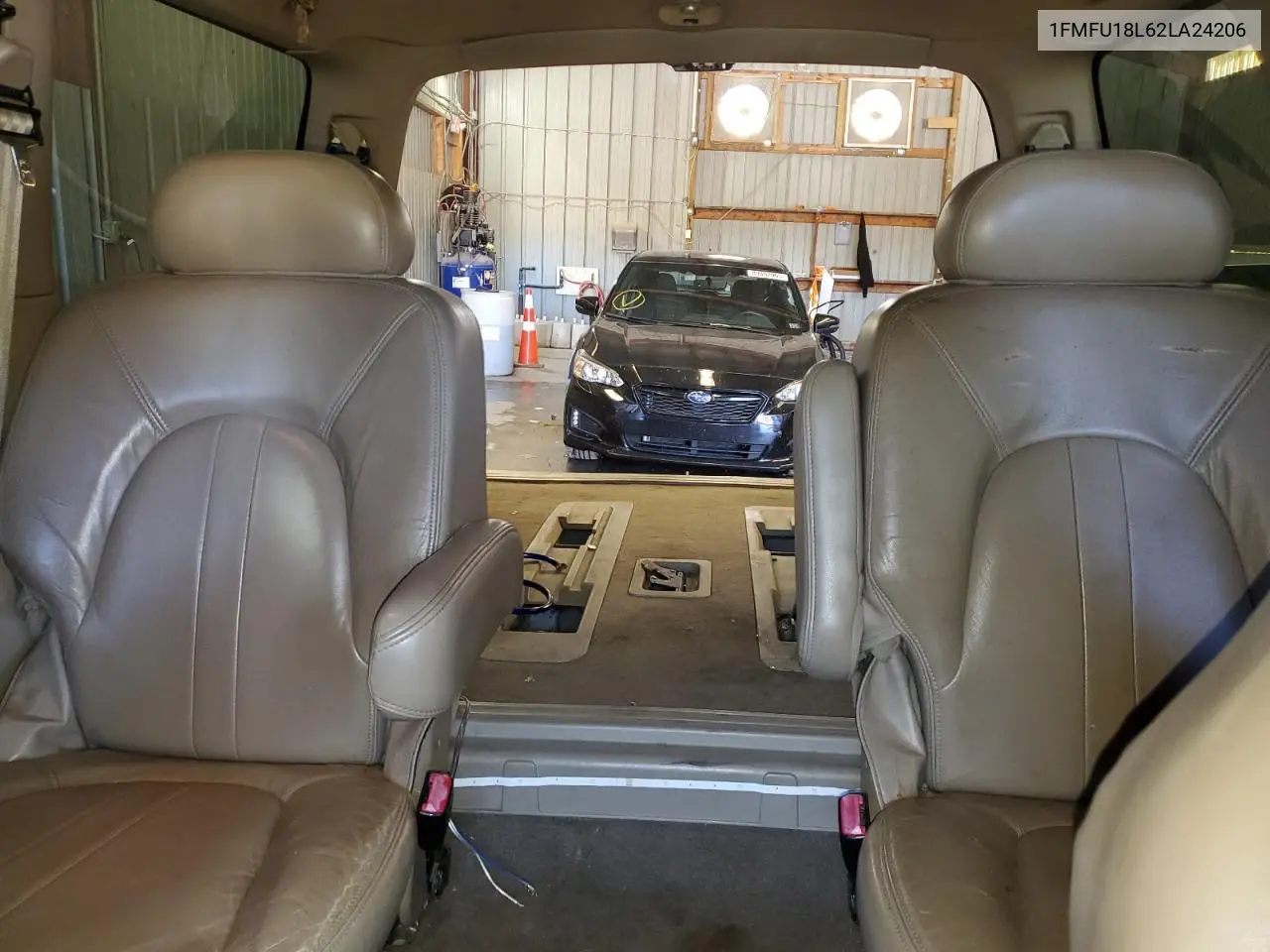 1FMFU18L62LA24206 2002 Ford Expedition Eddie Bauer
