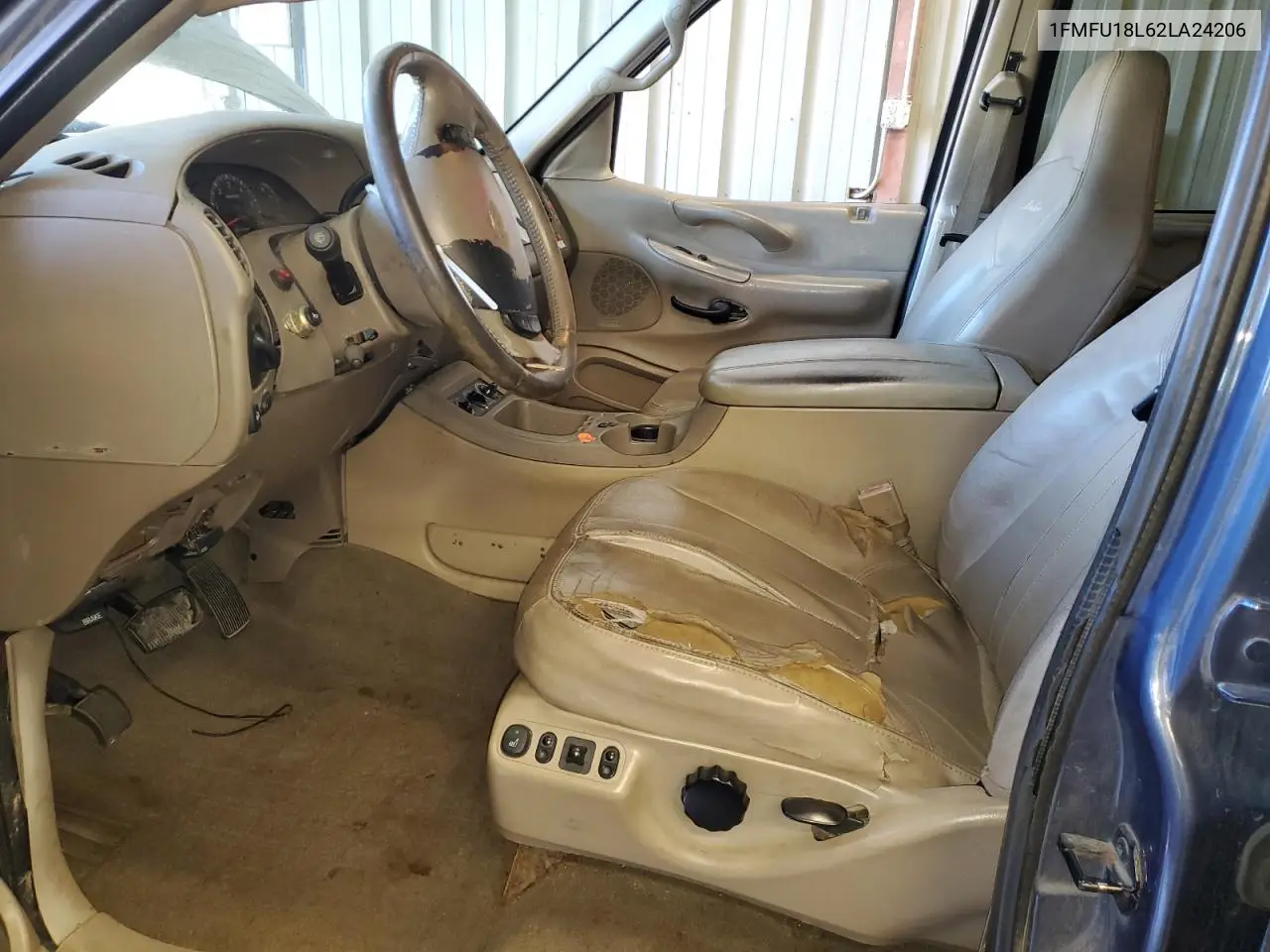 1FMFU18L62LA24206 2002 Ford Expedition Eddie Bauer