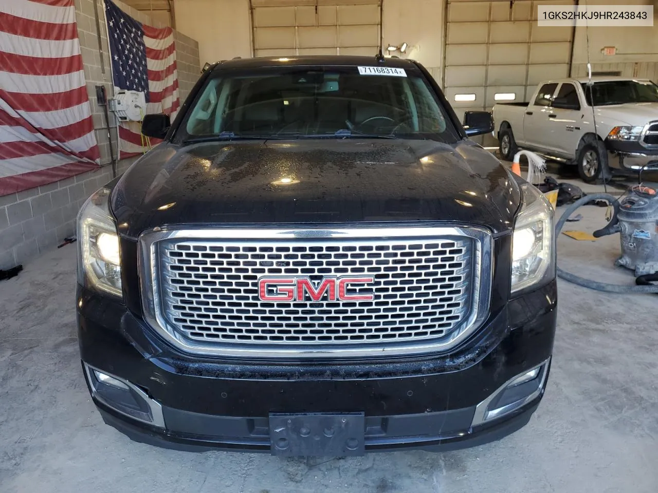 1GKS2HKJ9HR243843 2017 GMC Yukon Xl Denali