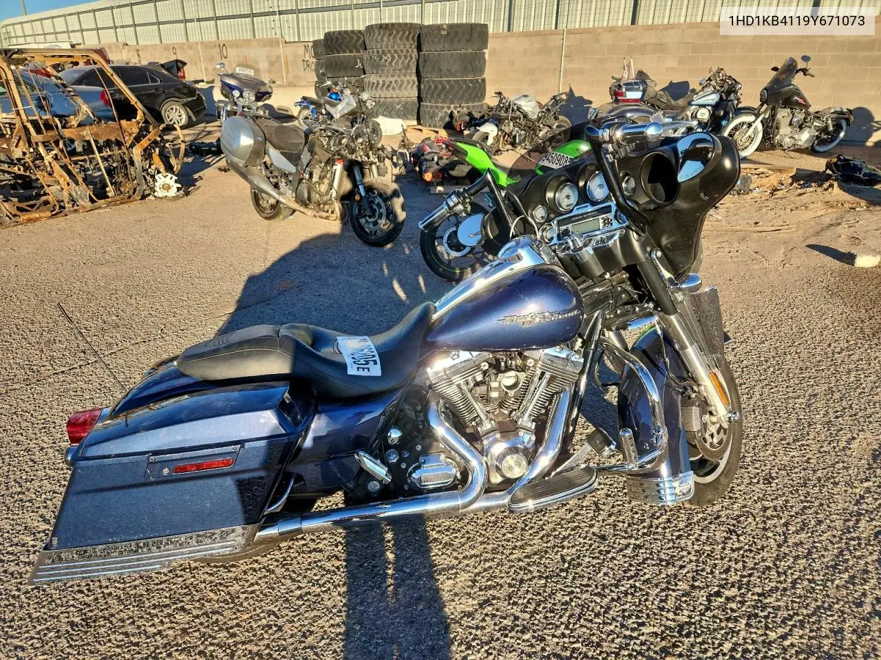 1HD1KB4119Y671073 2009 Harley-Davidson Flhx